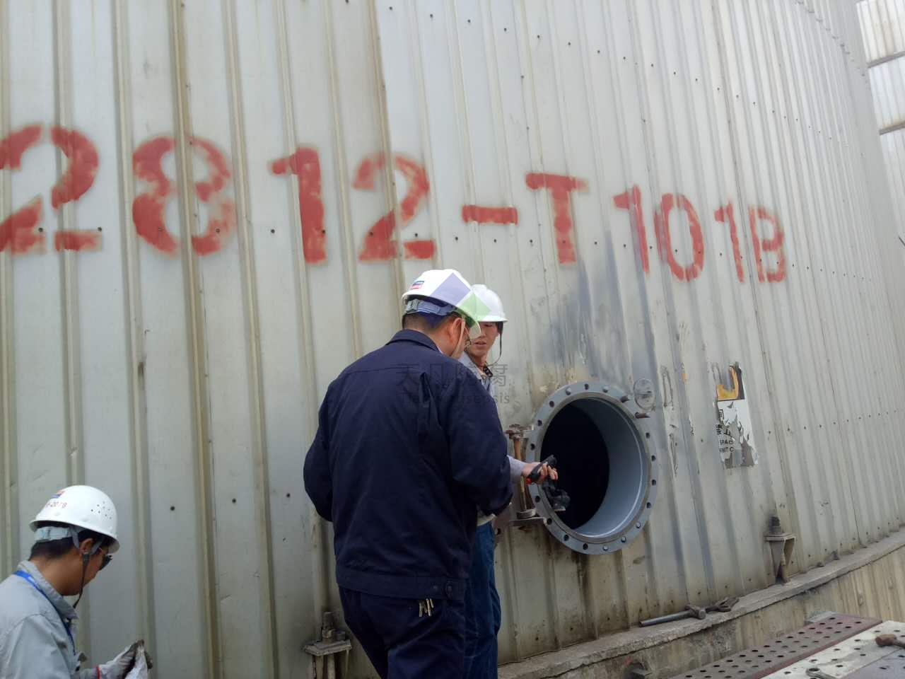 2017年12月1日。泉州石化首臺酸性水罐MOAR專利技術(shù)防腐工程按期結(jié)束